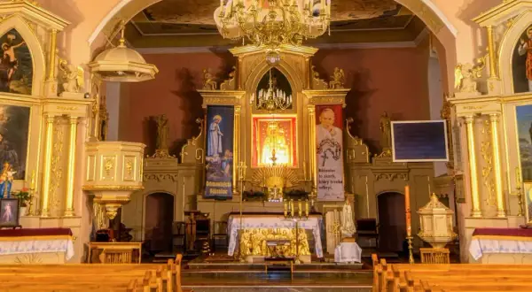 Ołtarz w kościele, gdzie można poczuć obecność Boga. "Bierzcie i jedzcie z tego wszyscy" - zaproszenie do wspólnoty.