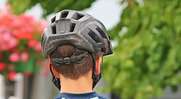 Chcesz wiedzieć, jak zmierzyć głowę do kasku? Zobacz, jak dopasować kask rowerowy, by był bezpieczny i wygodny.