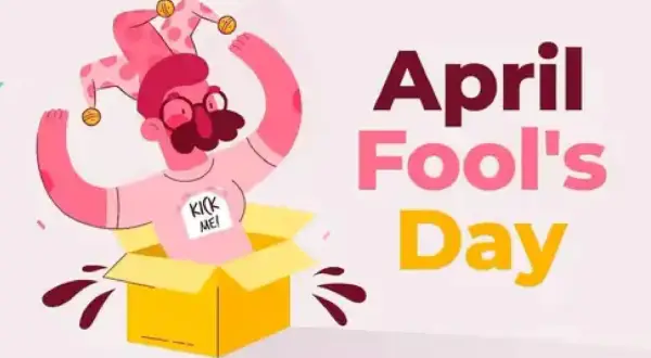 Un personaje con gorro de bufón sale de una caja amarilla, con un cartel que dice "Kick Me!". Es una ilustración de que es April Fools' Day.