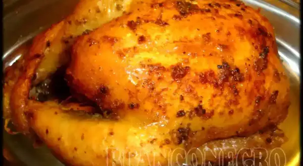 Pollo al horno jugoso, dorado y crujiente, listo para disfrutar. Un festín para los sentidos.