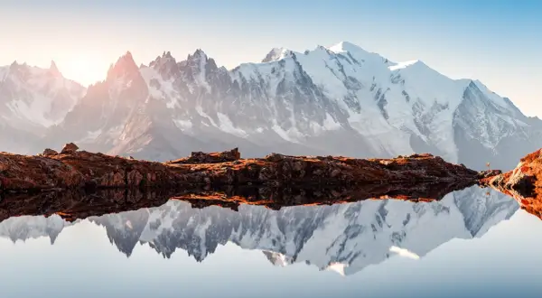 Spiegelglatte Bergseen reflektieren die schneebedeckten Gipfel des Mont Blanc. Hier liegt der Mont Blanc, majestätisch und erhaben.