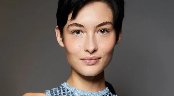 Krótka, stylowa pixie bob fryzura podkreśla delikatne rysy twarzy modelki.