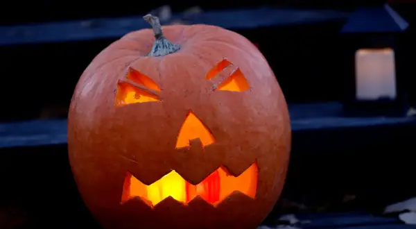 Dynia na Halloween, świecąca w ciemności. Już 1 października czuć nadchodzącą atmosferę święta.