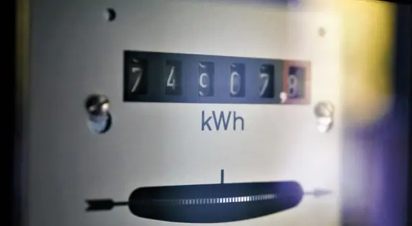 Liczniki pokazują 74907,8 kWh. To dużo energii, ale może to tylko licznik w fabryce, gdzie każdy **kilowat** jest ważny.