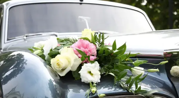 Ustrojenie auta do ślubu: Kompletny przewodnik. DIY czy florysta?