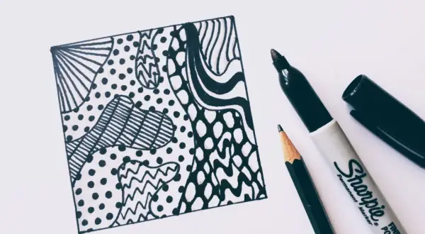 Schwarz-weiße Musterzeichnung auf Papier mit Stift und Marker.