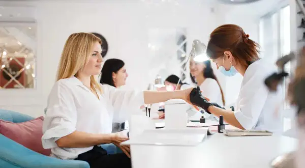 Krzesło dla stylistki paznokci: Jak wybrać idealne?