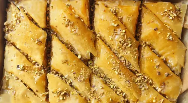 Pyszna baklava z ciasta francuskiego - łatwy przepis krok po kroku