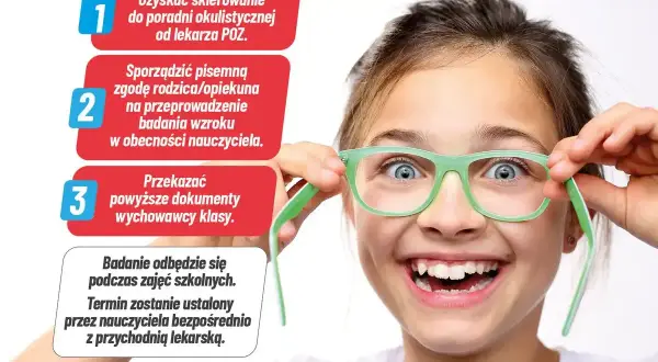 Uśmiechnięta dziewczynka z zielonymi okularami, przygotowująca się do badania wzroku. Informacje o badaniu wzroku u noworodka.