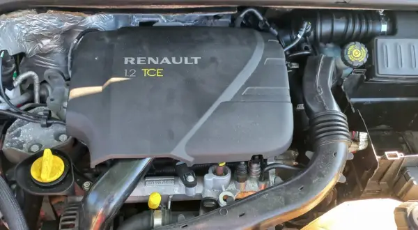 Silnik Renault 1.2 TCE z widocznymi elementami osprzętu i przewodami.