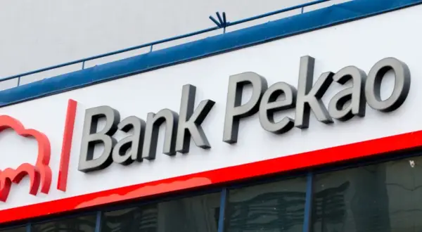 Logo Bank Pekao z czerwonym symbolem. Spokojna inwestycja z Pekao to pewność jutra.