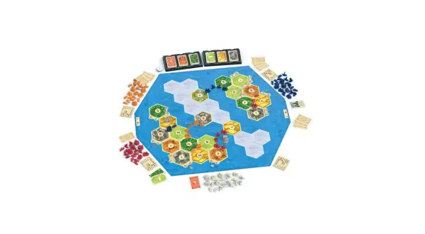 Plansza do gry Catan: Świt ludzkości z heksagonalnymi polami, zasobami i kartami.