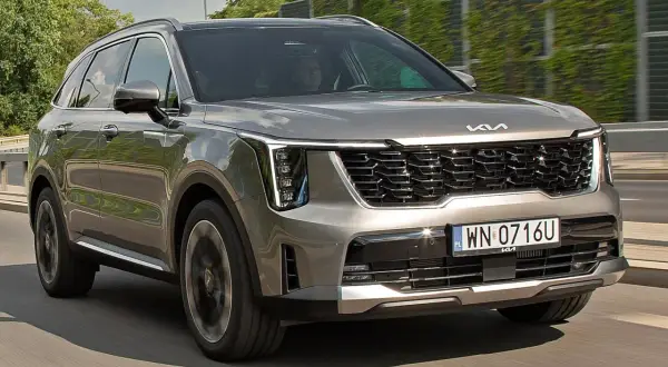 Szary Kia Sorento w ruchu. Sprawdź aktualny kia sorento cennik i odkryj jego możliwości.