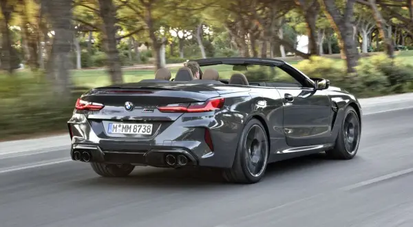 Szary kabriolet BMW M8 jedzie po drodze. Sprawdź aktualną bmw m8 cena i poczuj wolność.