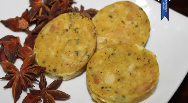 Rodajas de morcilla blanca con especias y anís estrellado. Los ingredientes de esta morcilla blanca prometen un sabor único.