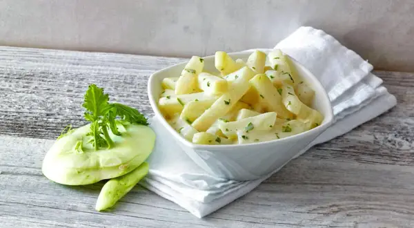 Kohlrabi in cremiger Soße, perfekt gekocht. Wie lange kohlrabi kochen? Hier ist die Antwort auf einem Teller!