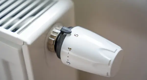 Pokrętło termostatu na grzejniku pokazuje, jak działa termostat w grzejniku, regulując temperaturę od 3 do 5.