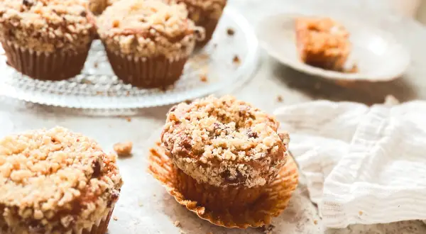 Pyszne muffinki z kruszonką, idealne do pieczenia z termoobiegiem. Wyglądają apetycznie!