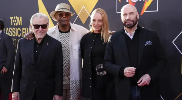 Pulp Fiction obsada: Harvey Keitel, Samuel L. Jackson, Uma Thurman i John Travolta na czerwonym dywanie.