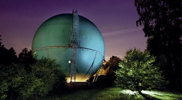 Grüne Kugel des Galileum Solingen leuchtet im Sternenhimmel.