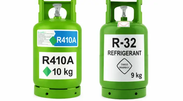 Dwie zielone butle z gazem: jedna z R410A (10 kg), druga z R-32 REFRIGERANT (9 kg). Oba to popularne czynniki chłodnicze.