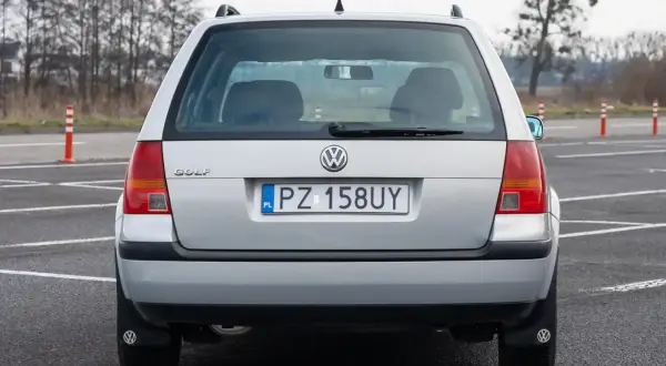 Srebrny Volkswagen Golf 4 1.4 16v na parkingu.