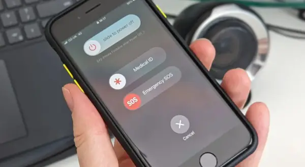 Ekran wyłączania iPhone'a: przesuń suwak "slide to power off", aby wyłączyć urządzenie. Dostępne też opcje Medical ID i Emergency SOS.