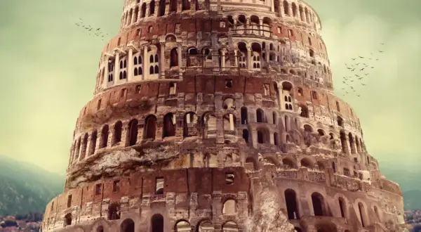 Der Turm zu Babel heute: eine monumentale, zerfallene Struktur mit vielen Bögen und Fenstern, umgeben von einer nebligen Landschaft. Vögel fliegen am Himmel.