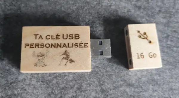 Clé USB bois personnalisée avec Stitch et un personnage en action. La clé de 16 Go est gravée.
