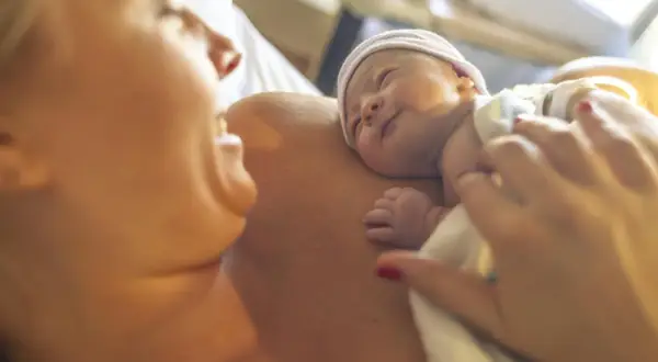 Mama tuli noworodka na klatce piersiowej. To piękny początek powrotu do formy po ciąży.