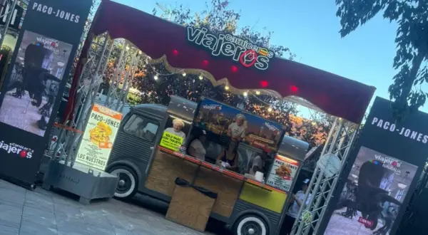 Food trucks "Viajeros" y "Paco-Jones" en el Ebro, sirviendo hamburguesas y patatas.