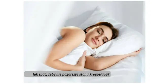 Kobieta śpi na białej pościeli, przytulając poduszkę.