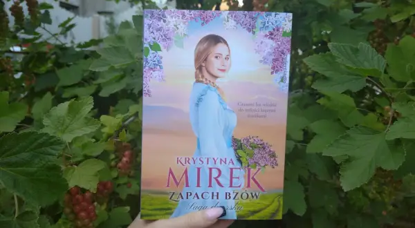 Okładka książki Krystyny Mirek "Zapach bzów", która jest częścią sagi dworskiej. Ile tomów liczy ta historia?