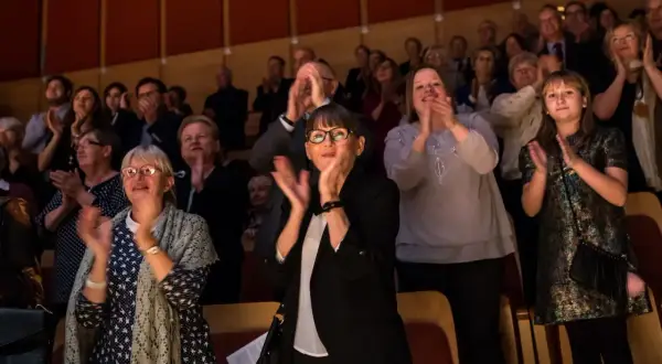 Jak się ubrać na koncert Bocellego? Smart elegant to klucz