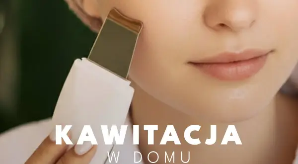 Kobieta wykonuje peeling kawitacyjny w domu. Urządzenie delikatnie oczyszcza skórę twarzy, pozostawiając ją gładką i promienną.