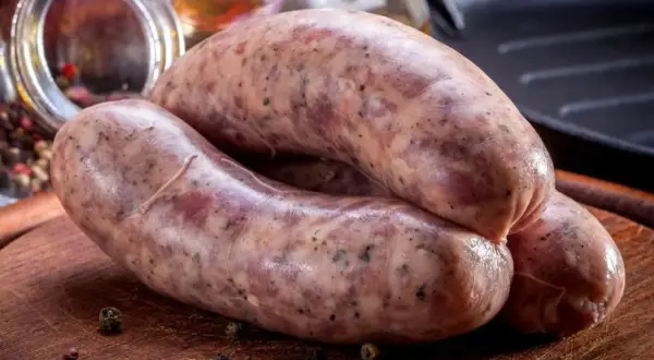 Z czego jest biała kiełbasa? Odkryj jej skład i tajemnice jakości