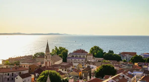 Widok na Zadar z dachu, morze i wyspy w oddali. Idealne miejsce na wakacje, gdzie zadar atrakcje dla dzieci czekają na odkrycie.