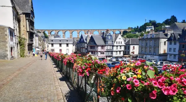 Balade fleurie à Morlaix, avec ses maisons anciennes et son viaduc imposant. Que faire à Morlaix ? Profiter de ce décor pittoresque !