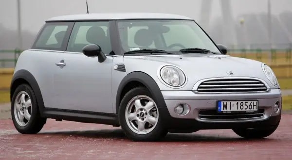 Srebrny mini r56 na czerwonej nawierzchni.