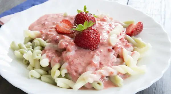 Makaron z truskawkami: przepis na perfekcyjny smak lata. Odkryj triki!