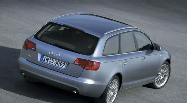 Srebrne Audi A6 C6 2.7 TDI Avant z widokiem od tyłu, zaparkowane na asfaltowej nawierzchni.