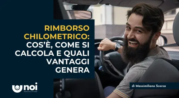 Uomo sorridente al volante discute il rimborso spese chilometrico: cos'è, come si calcola e i vantaggi.
