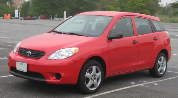 Czerwony Toyota Matrix stoi na parkingu.
