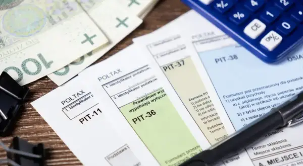 Formularze PIT-11, PIT-36, PIT-37, PIT-38, polskie banknoty i kalkulator. Czas na rozliczenie podatku!
