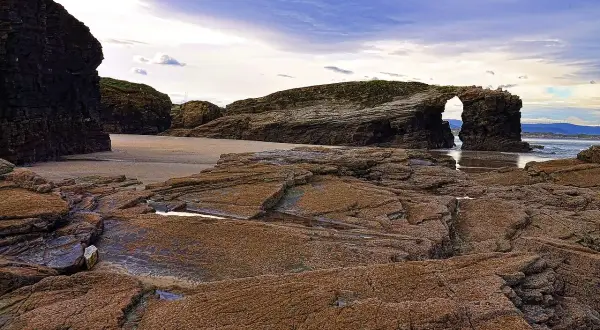 Impresionantes formaciones rocosas en la Playa de las Catedrales, donde se puede bañar y admirar el arco natural.