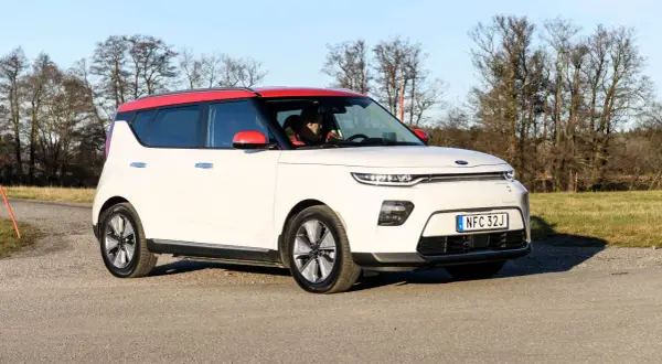 Vit Kia Soul med rött tak på grusväg, redo för ett kia soul test i naturen.