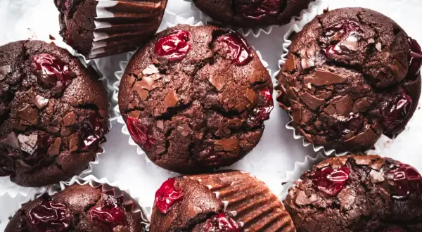 Saftige schoko kirsch muffins mit Schokoladenstückchen und Kirschen, bereit zum Genießen.