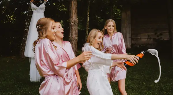 Toaleta w sukni ślubnej? Spokojnie! Sprawdzone triki dla Panny Młodej