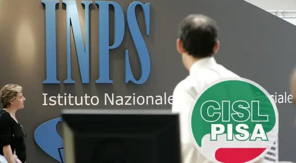 Persone davanti all'INPS, forse per pratiche di invalidità dopo intervento chirurgico.