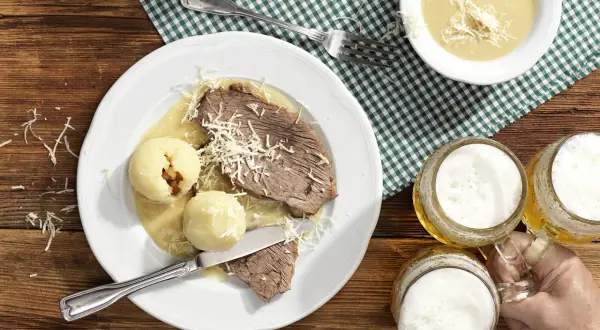 Deftiges Krenfleisch-Rezept mit Klößen, Soße und Bier. Ein Genuss für jeden Fleischliebhaber!